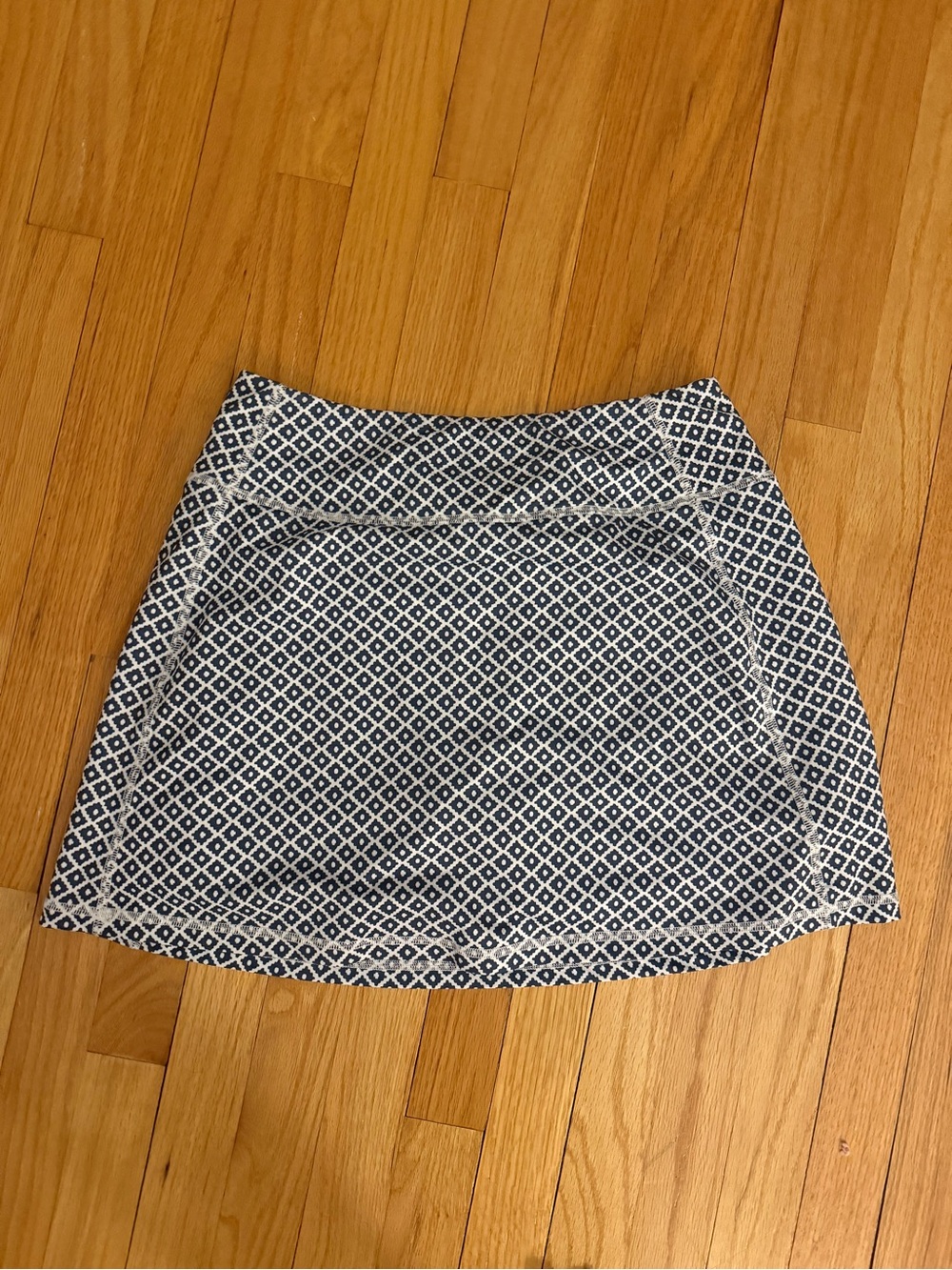 Vineyard Vines Navy and White Diamond Pattern Skort small